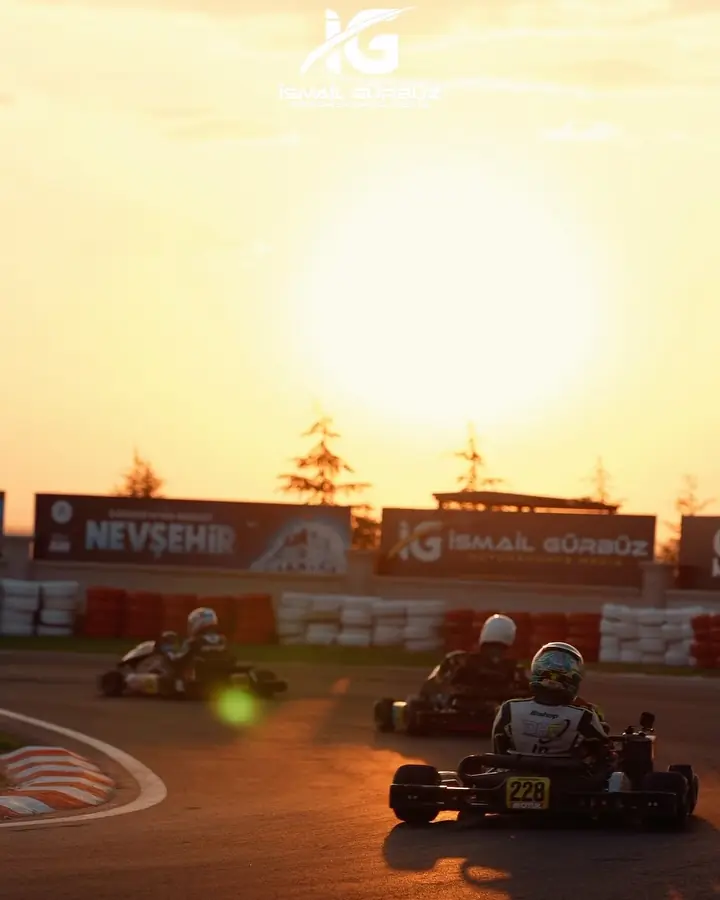 Gün batımında go kart yarışı