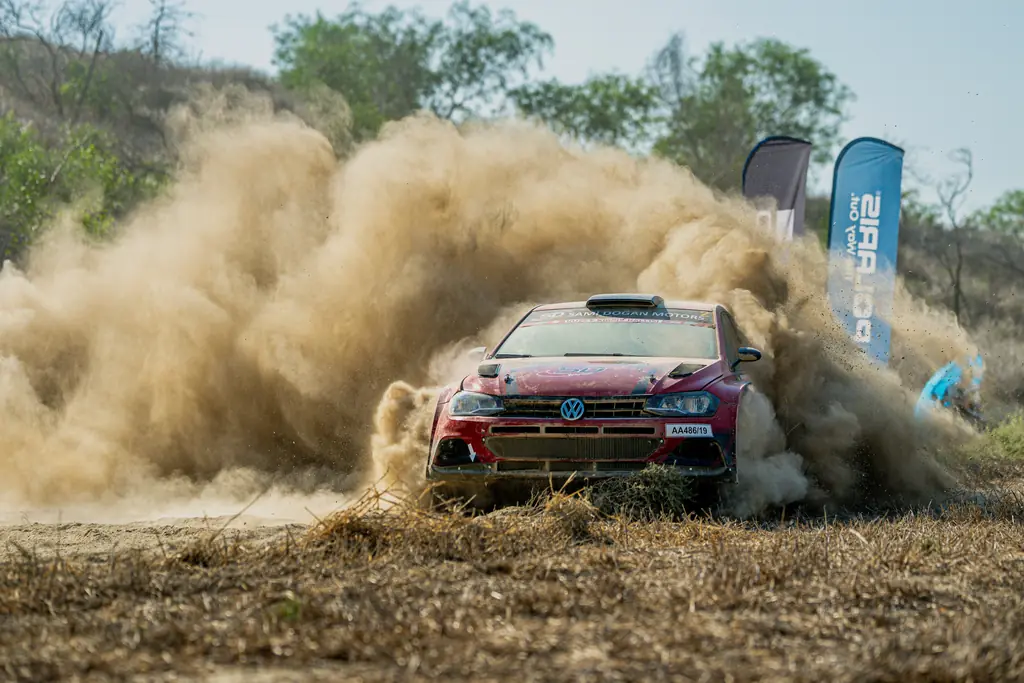 Toz bulutu içinde ralli aracı