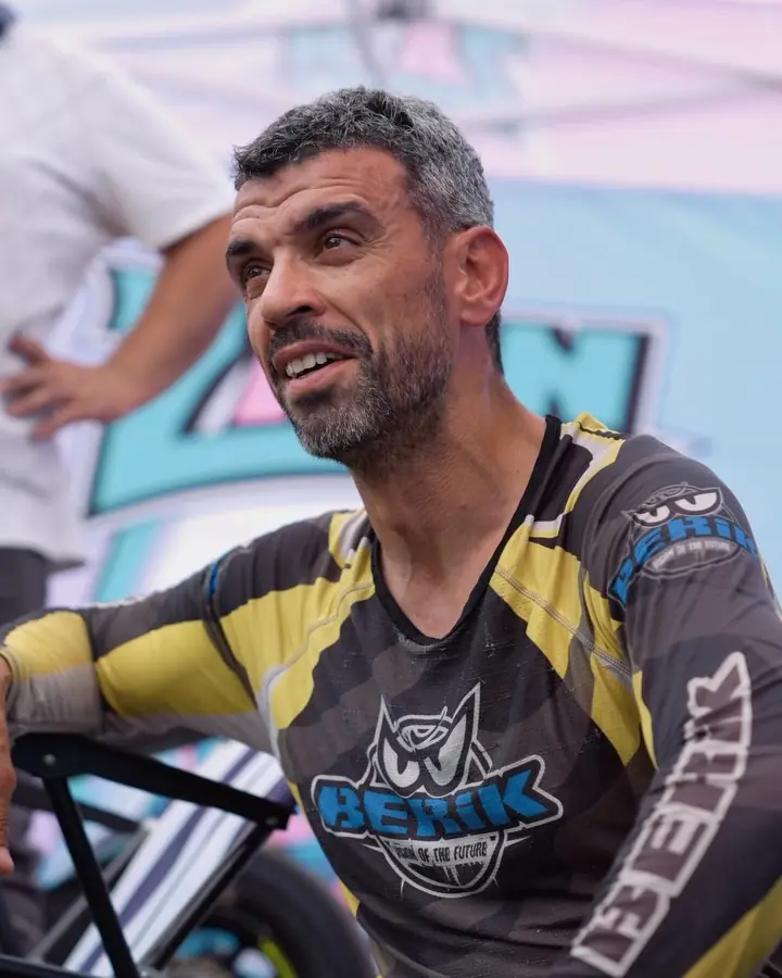 Motosiklet sporcusu portresi